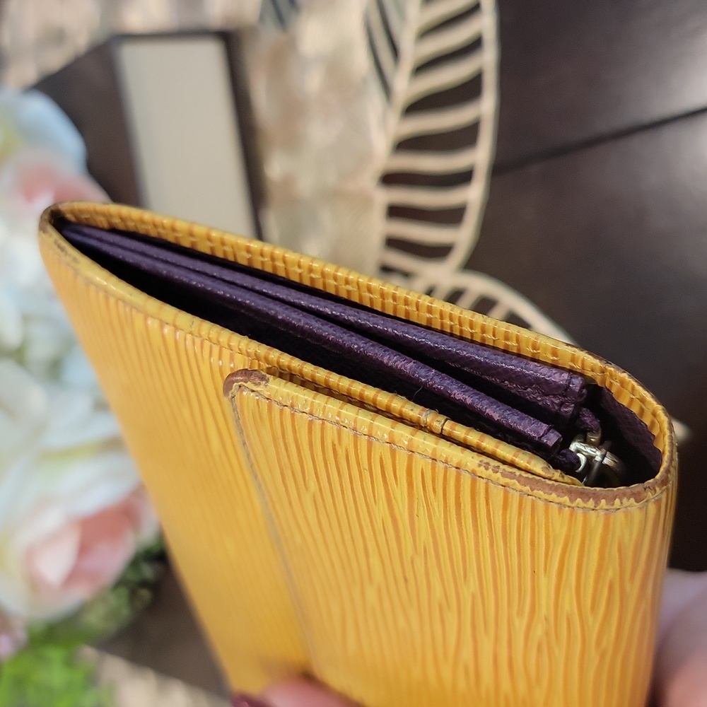 Authentic Louis Vuitton Epi Sarah Wallet - Picture 5 of 10